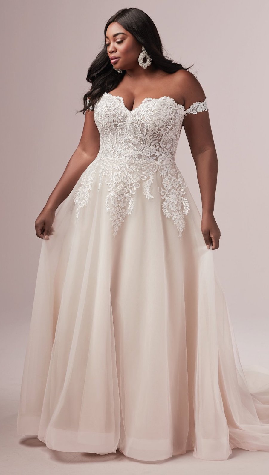 12 Gorgeous Plus Size Wedding Dresses For The Curvy Bride 0466
